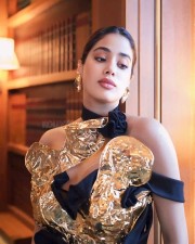 Stunning Janhvi Kapoor in a Golden Black Strapless Outfit Pictures 05