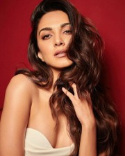 Stunning Kiara Advani in a Sexy Ivory Gown Photos 02