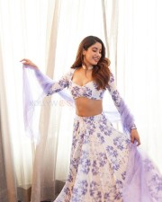 Sunny Sanskari Ki Tulsi Kumari Actress Janhvi Kapoor in a White and Purple Floral Lehenga Photos 04