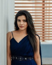 Theeyavar Kulaigal Nadunga Heroine Aishwarya Rajesh in a Chic Dress Photos 01