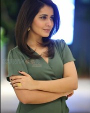 Young Beautiful Actress Raashi Khanna Pictures