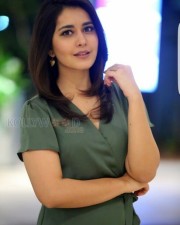 Young Beautiful Actress Raashi Khanna Pictures