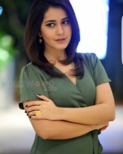 Young Beautiful Actress Raashi Khanna Pictures