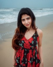 Beautiful Iswarya Menon in a Red and Black Sleeveless Beach Dress Photos 02