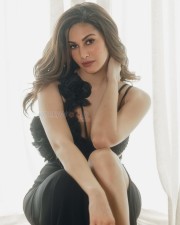 Captivating Amyra Dastur in a Black Bodycon Dress Photos 02