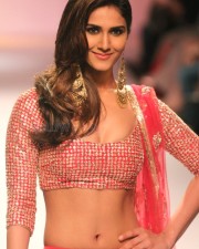 Fashion Beauty Vaani Kapoor Sexy Pictures 07