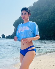 Love Sex Aur Dhokha 2 Actress Mouni Roy Beach Bikini Pictures 02