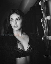 Sexy Amyra Dastur Photos