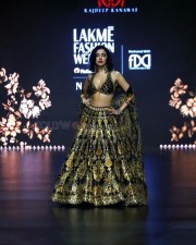 Stunning Divya Khosla Kumar at Lakme Fashion Week 2024 Pictures 02