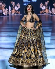 Stunning Divya Khosla Kumar at Lakme Fashion Week 2024 Pictures 04