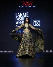 Stunning Divya Khosla Kumar at Lakme Fashion Week 2024 Pictures 05