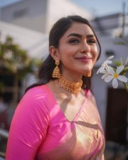 Beautiful Mrunal Thakur in a Pink Soft Banarasi Silk Saree Photos 04