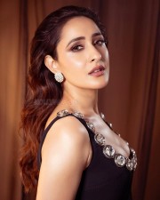 Fresh Face of the Year Winner Glam Doll Pragya Jaiswal in a Black Dress at the Iconic Gold Awards 2025 Photos 07