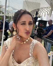 Khel Khel Mein Actress Pragya Jaiswal Cleavage in a White Saree Pictures 03