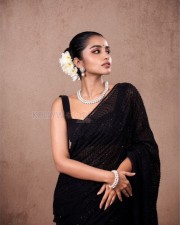 Tillu Square Heroine Anupama Parameswaran in a Black Shimmery Saree with Sleeveless Blouse Pictures 04