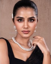 Tillu Square Heroine Anupama Parameswaran in a Black Shimmery Saree with Sleeveless Blouse Pictures 05