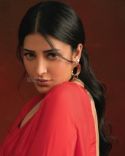 Beautiful Shruti Haasan in a Red Satin Saree Pictures 03