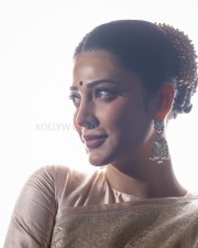 Beautiful Shruti Haasan in an Ivory Silk Saree Photo 01