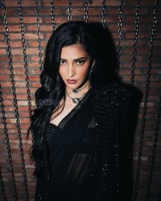 Mesmerising Shruti Haasan in Black Outfit Photoshoot Photos 02