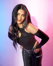 Stylish Shruti Haasan in Black Pictures 01