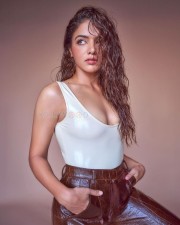 Mesmerizing Wamiqa Gabbi Cleavage in a White Tank Top and Brown Leather Pant Pictures 01