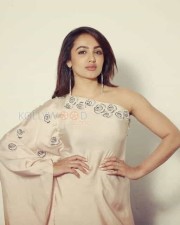 Sexy Actress Tejaswi Madivada Pictures