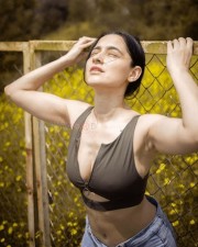 Alluring Sanjeeda Sheikh Cleavage in a Short Green Top and Blue Jeans Photos 01