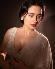 Dazzling Sanjeeda Sheikh Cleavage in a White Saree Photos 02