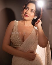 Dazzling Sanjeeda Sheikh Cleavage in a White Saree Photos 03