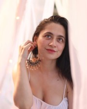 Hot Sanjeeda Sheikh Cleavage in a Light Pink Camisole Top Picture 01