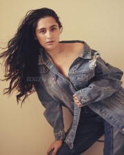 Sizzling Sanjeeda Sheikh in Blue Unbuttoned Denim Jacket with Matching Jeans Photos 06