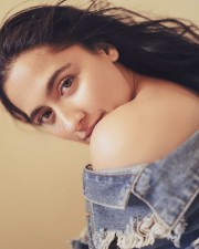 Sizzling Sanjeeda Sheikh in Blue Unbuttoned Denim Jacket with Matching Jeans Photos 07