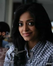 Thegidi Movie Heroine Janani Iyer Photos