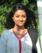 Puriyatha Puthir Movie Heroine Gayathrie