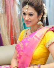 Tollywood Actress Shraddha Das Sexy Saree Photos