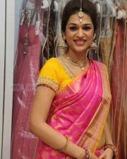 Tollywood Actress Shraddha Das Sexy Saree Photos