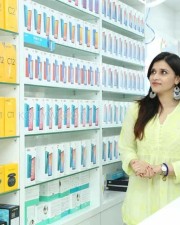 Bollywood Actress Mannara Chopra Inaugurated 55Th Cellbay Multi Brand Mobile Store At Beeramguda Photos 06