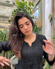 Dreamy Beauty Ketika Sharma Cafe Photos 01