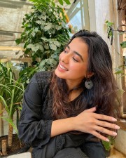 Dreamy Beauty Ketika Sharma Cafe Photos 02
