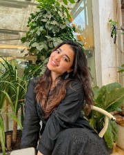 Dreamy Beauty Ketika Sharma Cafe Photos 04