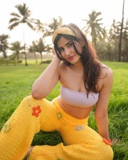 Sexy Sakshi Malik in a Yellow Pant with a Tube Top Photos 03