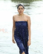 Aayirathil Iruvar Heroine Samuthrika Bathing Photos 01