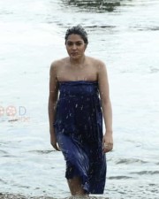 Aayirathil Iruvar Heroine Samuthrika Bathing Photos 02