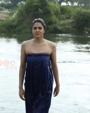 Aayirathil Iruvar Heroine Samuthrika Bathing Photos 04