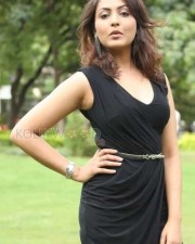 Sexy Madhu Shalini Photos 01