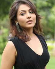 Sexy Madhu Shalini Photos 02