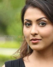 Sexy Madhu Shalini Photos 04