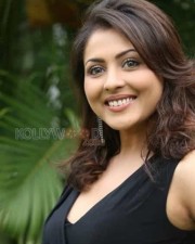 Sexy Madhu Shalini Photos 11