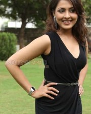 Sexy Madhu Shalini Photos 18