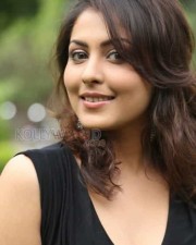 Sexy Madhu Shalini Photos 23